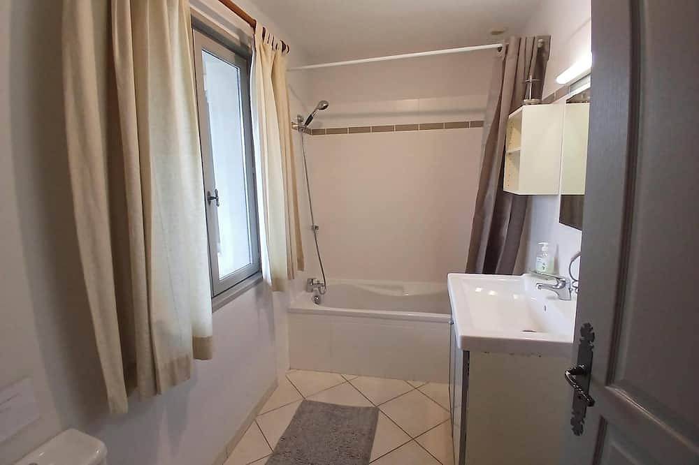 Spacious 6-person ground floor villa with pool, garden & Chalais chateau views. in Chalais (Charente), Charente