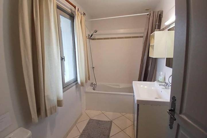 Spacious 6-person ground floor villa with pool, garden & Chalais chateau views. in Chalais (Charente), Charente
