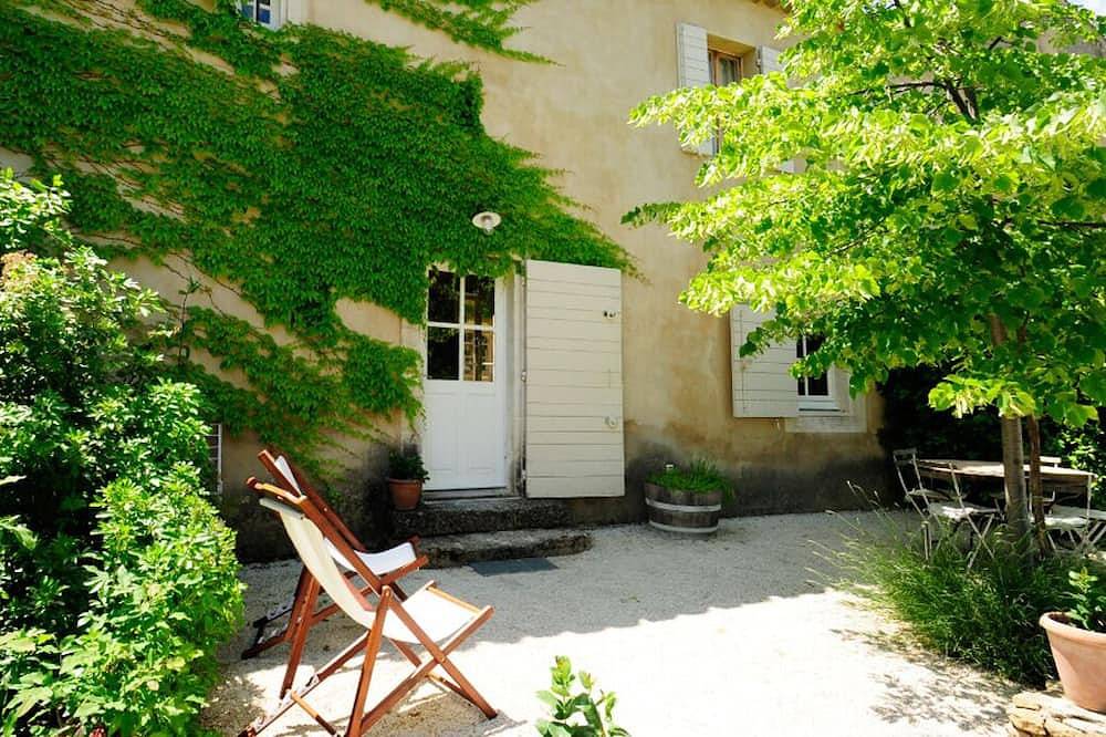 Entire apartment, Gîte Tilleul - in the Provencal farmhouse of Domaine Faverot in Maubec, Parc naturel régional du Luberon