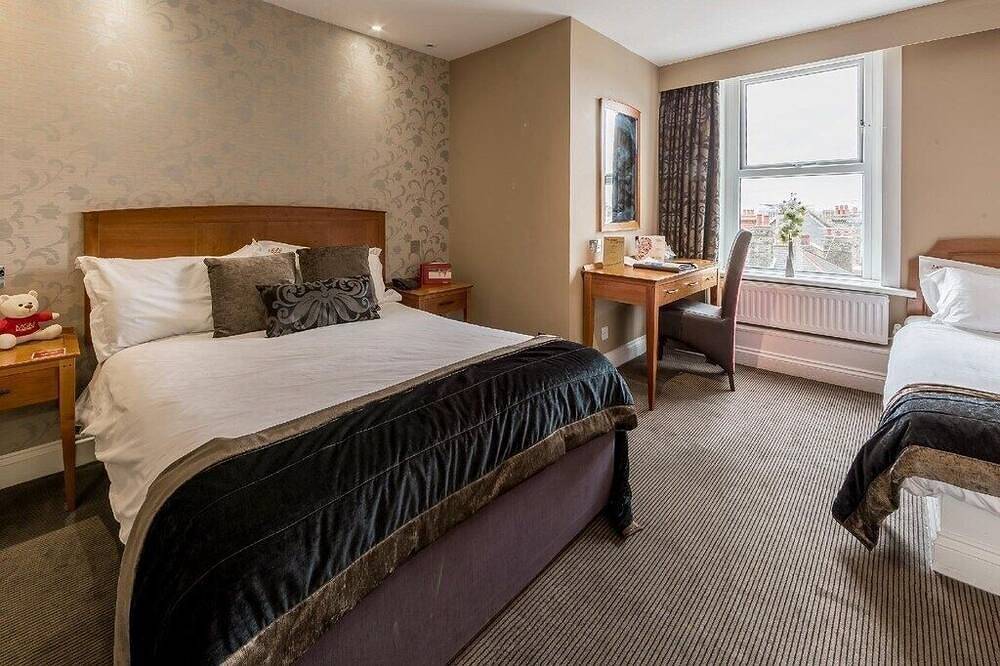 Historic Seaside Room with Breathtaking Views & Central Location in Westcliff-on-Sea, Southend-on-Sea