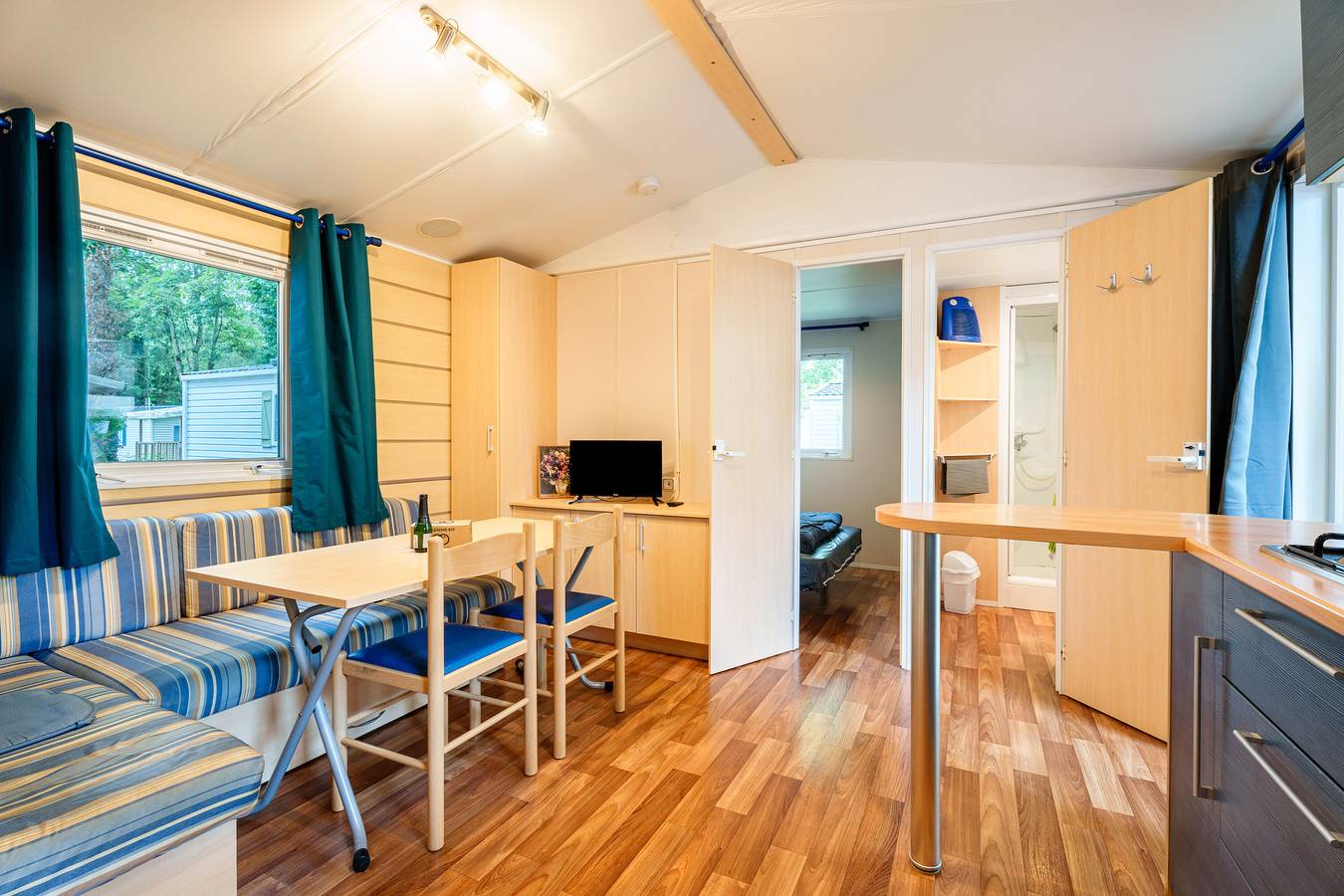 Ganze Wohnung, Apartment 'Lydia's Mobilhome' mit Gemeinschaftspool, privater Terrasse und privatem Garten in Boofzheim, Region Sélestat-Erstein