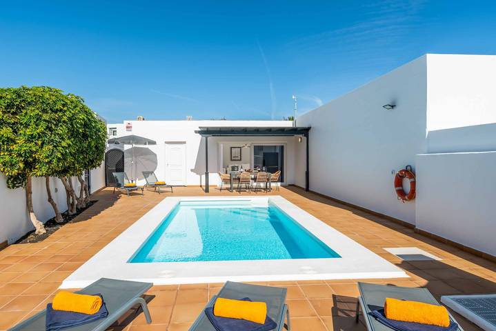Cheap villa for 6 people, with terrace and pool in Puerto del Carmen