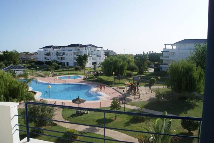 Appartement de vacances pour 4 personnes, avec bassin pour enfant et jardin ainsi que piscine et vue