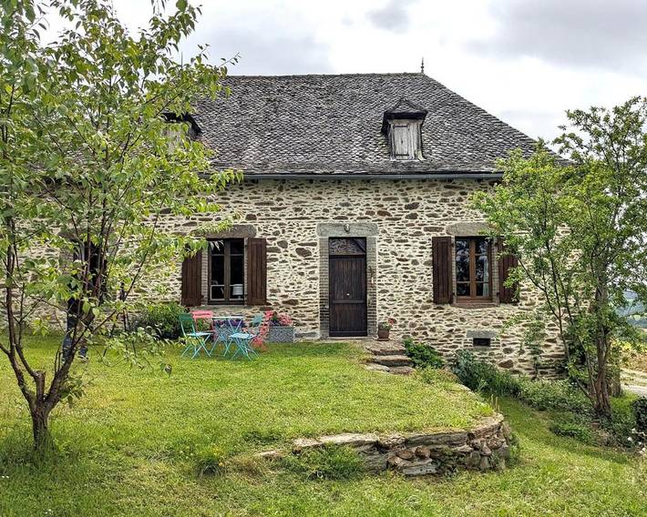 Location de vacances pour 6 personnes, avec piscine ainsi que vue et jardin dans Puycapel - 2