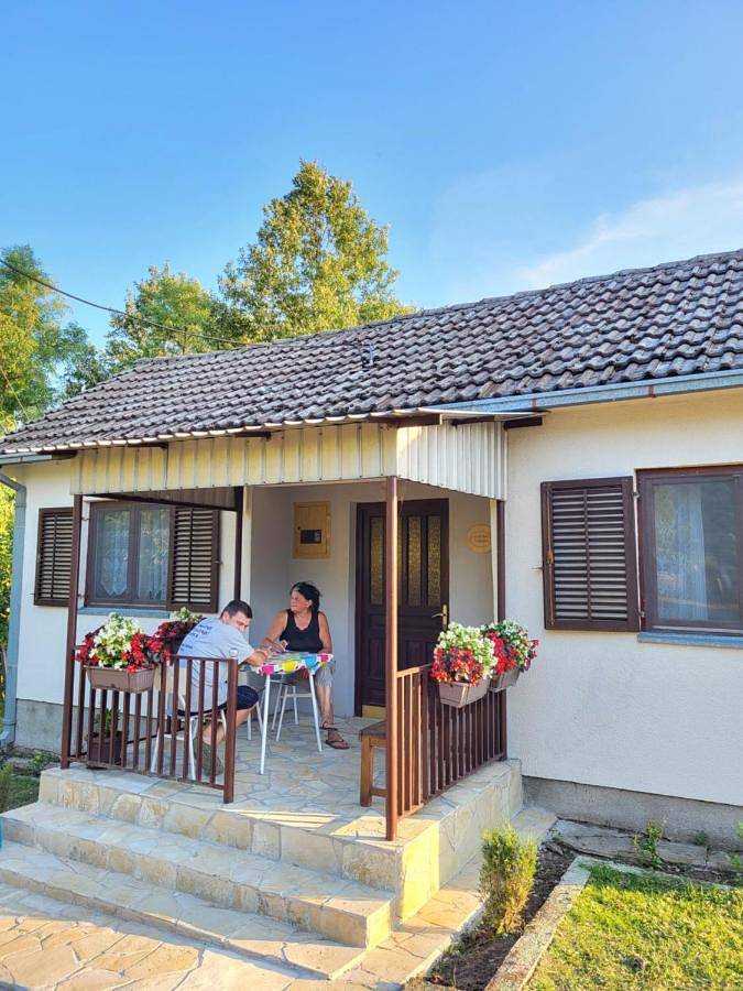 Location de vacances pour 3 personnes, avec vue et jardin à Kosjerić