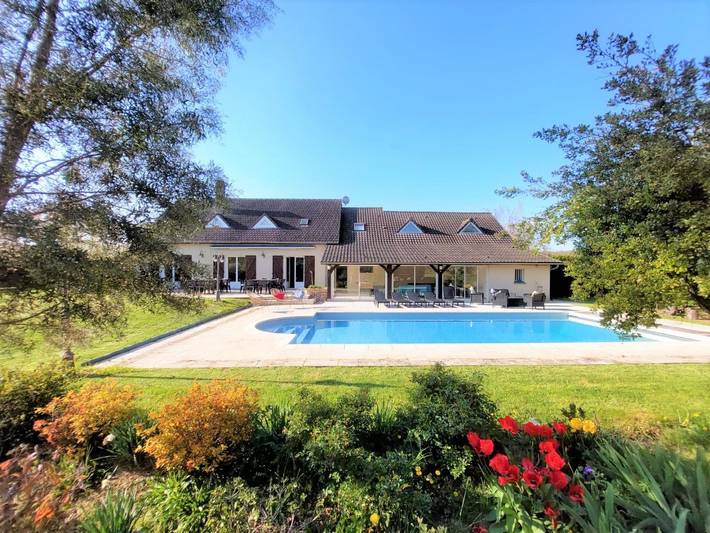 Gîte pour 30 personnes, avec piscine et jacuzzi ainsi que jardin et terrasse - 1