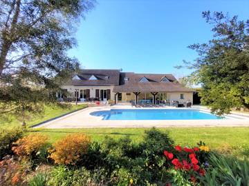 Gîte pour 30 personnes, avec jardin et terrasse ainsi que jacuzzi et piscine dans Eure-et-Loir