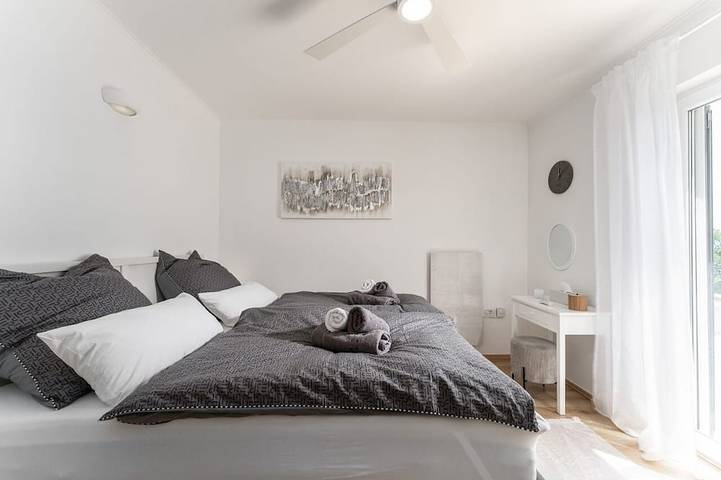 Ganze Wohnung, Ferienwohnung mit traumhaftem Meerblick und Blick auf die Insel Cres in Labin, Ostküste Istrien
