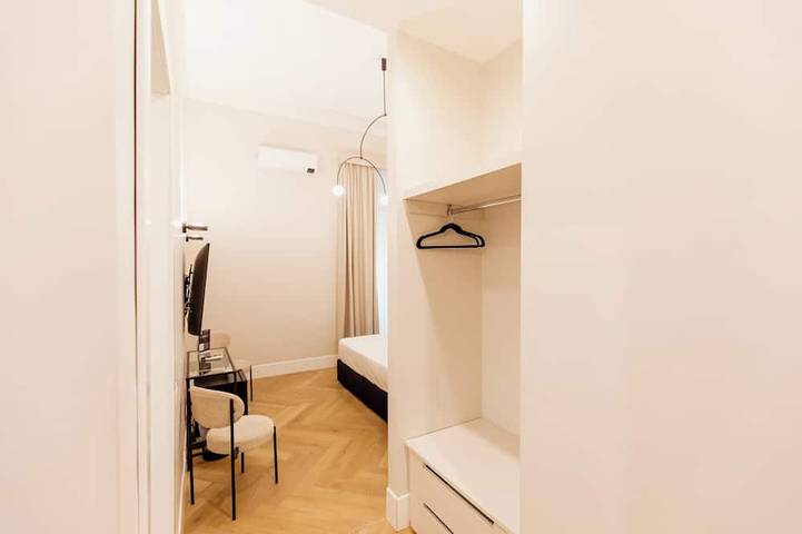 5 minutes from Naples' historic center and 2 minutes from Line 1, Università Station. in Neapel, Neapel Provinz
