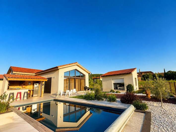 Gîte pour 2 personnes, avec Terrasse et Jardin ainsi que Piscine et Vue à Sainte-Colombe-de-la-Commanderie