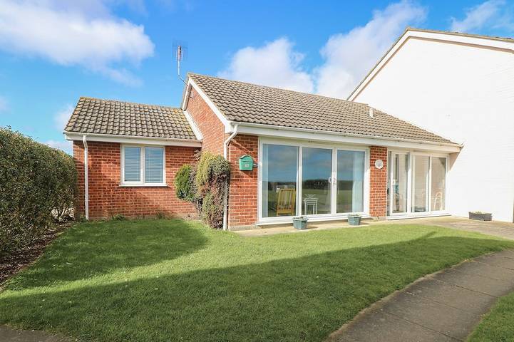 Bungalow for 6 people, with garden, with pets in Suffolk