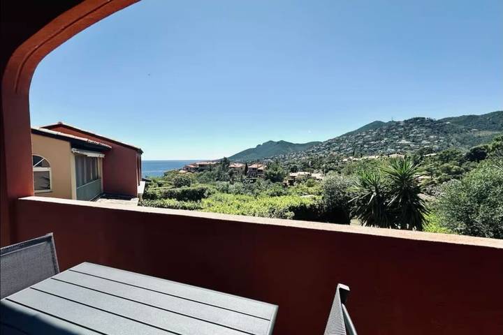 Ferienwohnung für 4 Personen, mit Terrasse und Pool in Théoule-sur-Mer