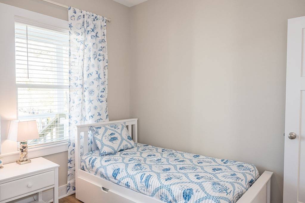 Private Dock on the canal, and 3 min. drive to the beach. Beautiful Views! in Oak Island (NC), Brunswick County