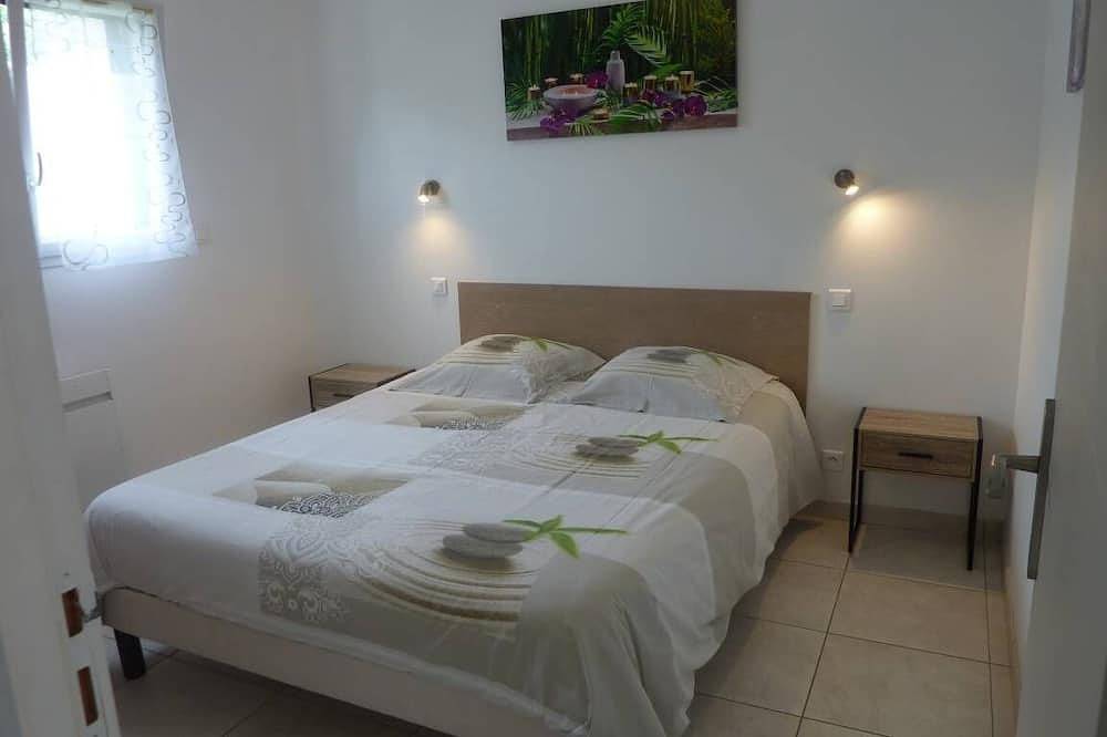 Five minutes from the beach, house with garden, ideal for a family holiday. in Saint-Molf, Côte d'Amour