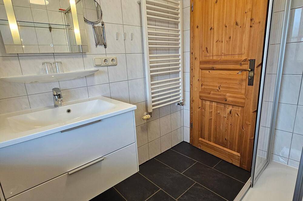Ganze Wohnung, Ferienwohnung Hochfelln, 3-Sterne mit 55 qm bis 4 Pers. in Gollenshausen am Chiemsee, Gstadt am Chiemsee