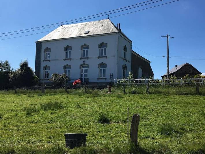 Gîte pour 12 personnes, avec jardin, animaux acceptés dans Nollevaux