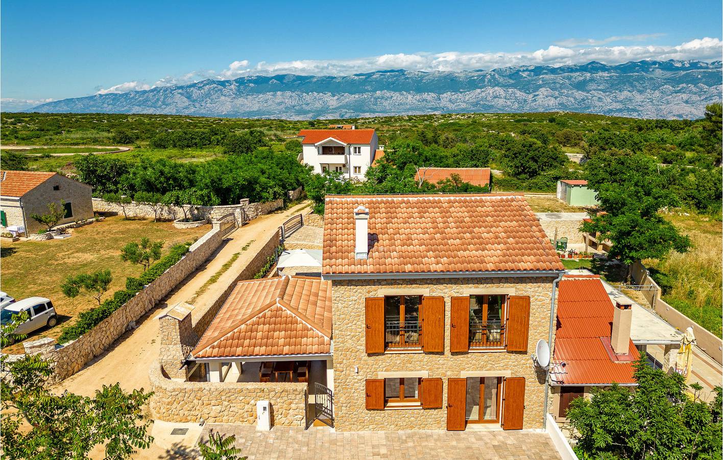 Confortable appartement de deux chambres avec piscine près de Stara Novalja et du littoral in Novalja, Pag
