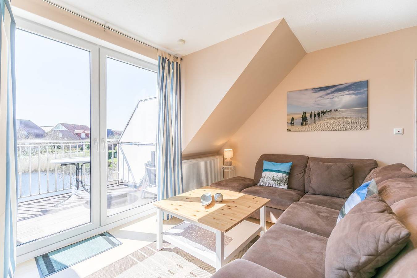 Ganze Wohnung, Haus am Teich Whg. 2 Büsum – Süd-Balkon am Naturteich, 2 Zi / 3 Pers. in Büsum, Dithmarschen