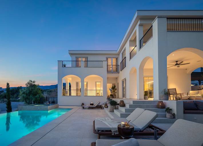 Ferienhaus für 10 Personen, mit Sauna und Pool sowie Garten in Podstrana