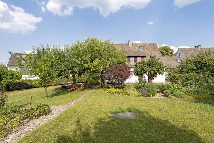 Ganze Wohnung, Ferienwohnung 'Marianne' mit Bergblick, Gemeinschaftsterrasse und Wi-Fi in Arnsberg, Hochsauerlandkreis