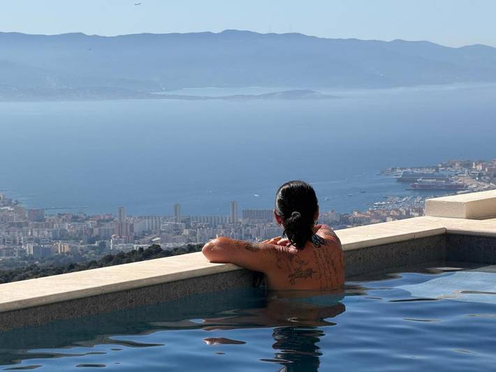 Ferienhaus für 2 Personen, mit Terrasse und Whirlpool sowie Garten und Pool
