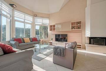 Location de vacances pour 14 personnes, avec jardin à Montévrain