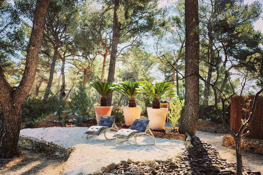 Entire apartment, Le Moulin Rouge Provençal : charming old windmill with hot tub close to Aix in Bouc-Bel-Air, Aix-en-Provence region