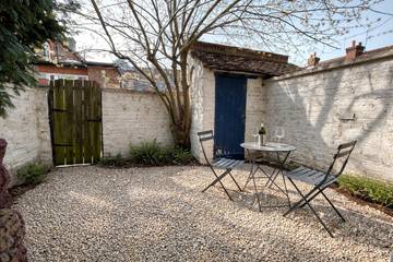 Log Cabin for 2 People in Surrey Hills, South East England, Photo 1