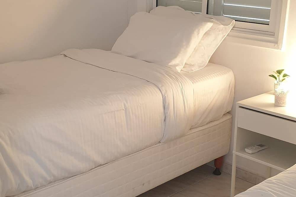 Villa right on a Shallow Sandy Beach, just 40m walk to the water. in Πύλα, Larnaca Bezirk