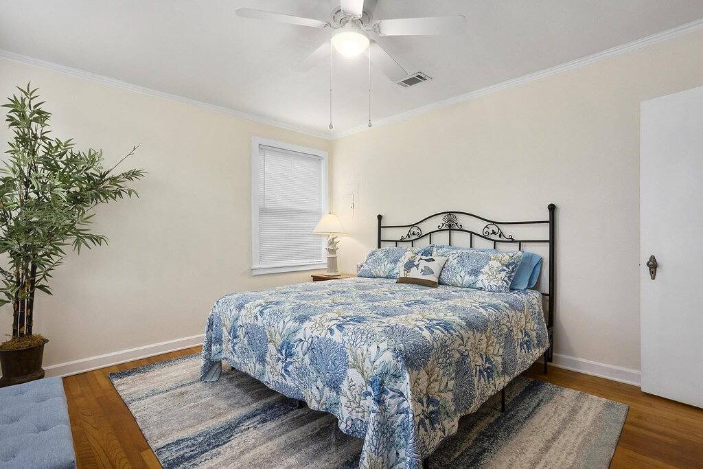 Dolphina House-East Hill! 9 Miles from Pensacola Beach! Dog Friendly! in Pensacola, Emerald Coast