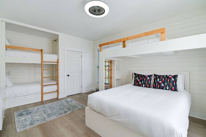 Vacation rental for 9 people, with pool and balcony as well as hot tub, with pets in Rosemary Beach