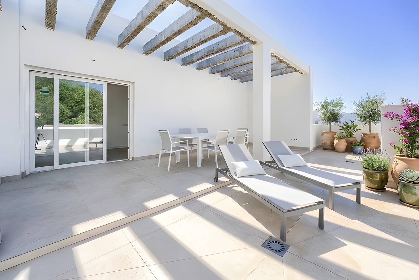 Entire apartment, Apartment 'Los Drogos, Building A, Penthouse B' with Pool, Garden and Shared Wi-Fi in La Barrosa, Chiclana de la Frontera