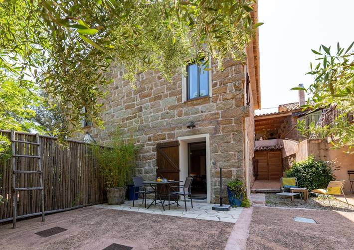 Gîte pour 2 personnes, avec Jacuzzi et Terrasse ainsi que Jardin et Vue à San-Gavino-di-Carbini - 2