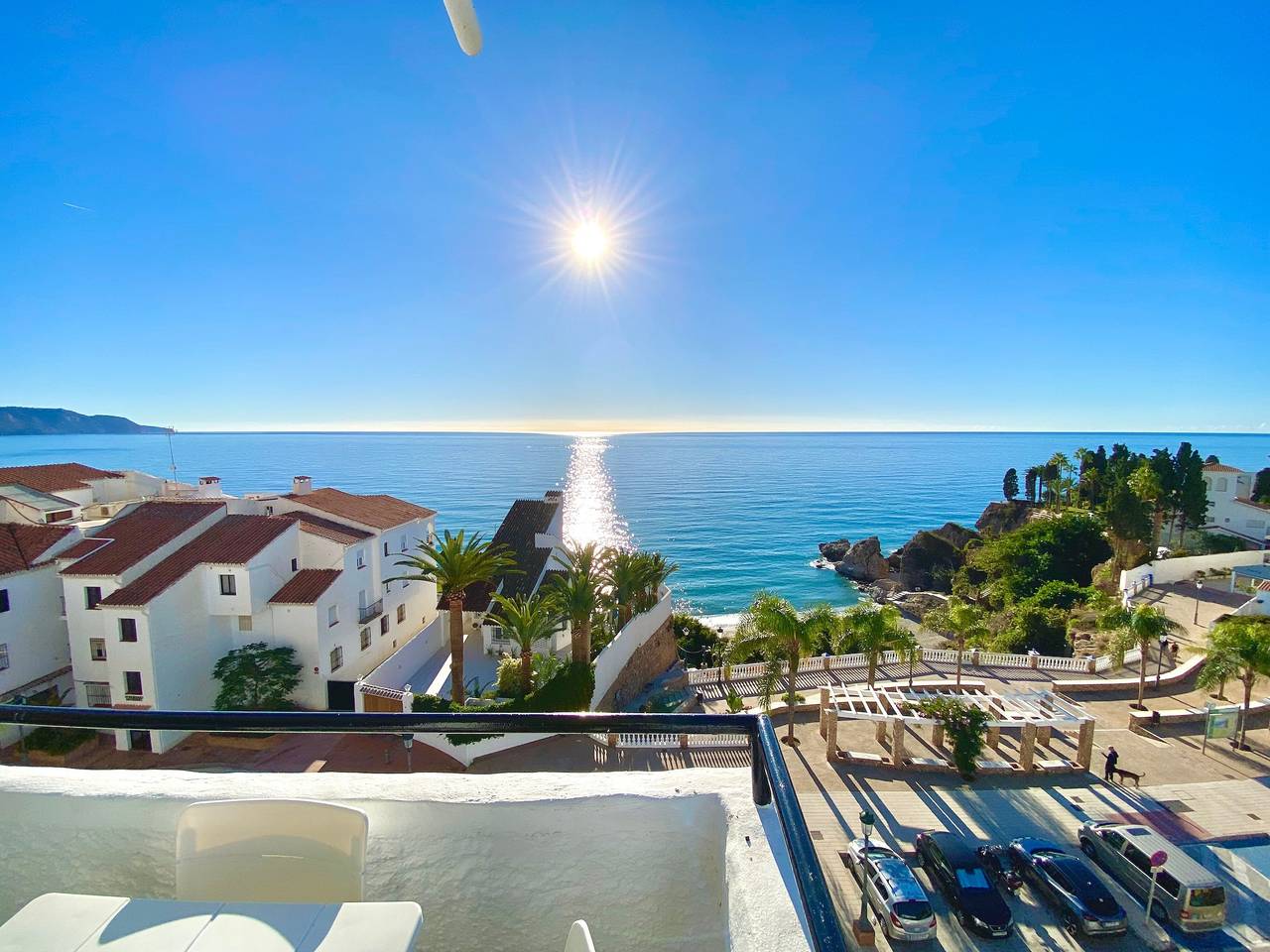 Apartamento entero, Apartamento con vistas al mar, frente a la playa, con piscina compartida, A/C y Wifi in Playa Carabeíllo, Nerja