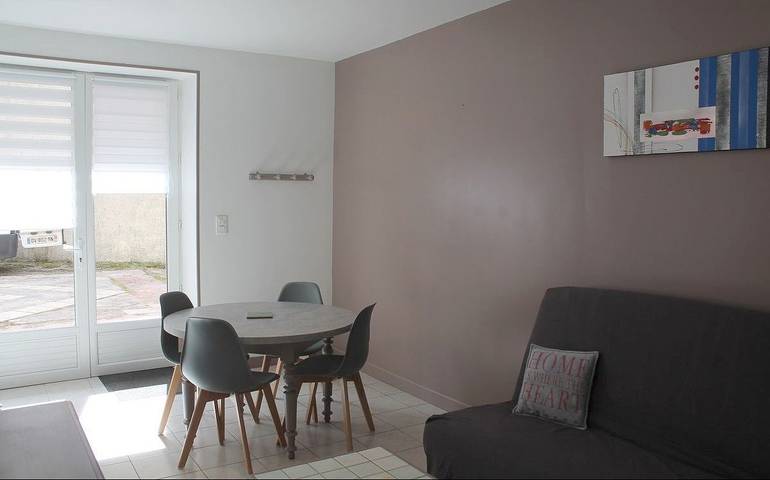 Gîte pour 4 personnes, avec jardin dans Laveyrune