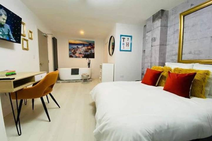 Superior-Suite-Baño en la habitacion-With TV in Stoke-on-Trent, Midlands