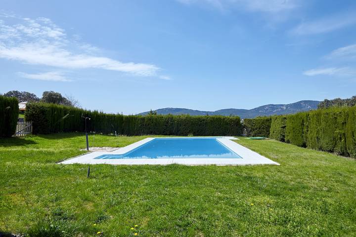 Casa rural 'Casa El Águila' con vistas a la montaña, piscina compartida y aire acondicionado in Aldeaquemada, Sierra Morena