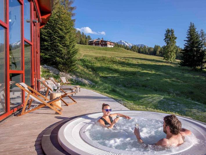 Hôtel pour 4 personnes, avec sauna et jacuzzi ainsi que jardin et piscine, animaux acceptés