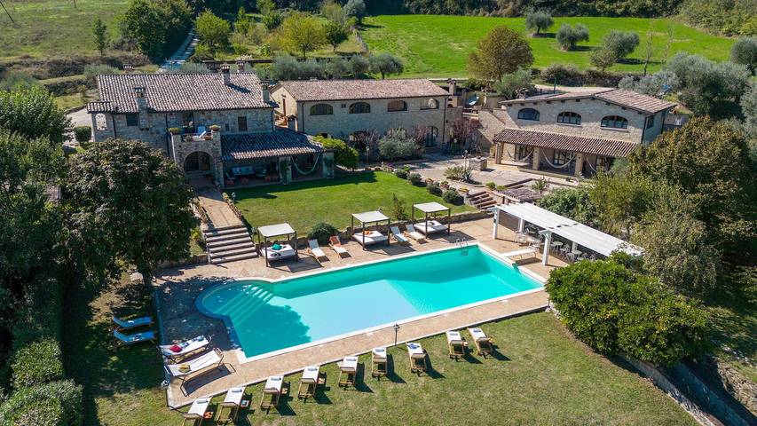 Agriturismo con piscina per 26 persone, con giardino a Todi