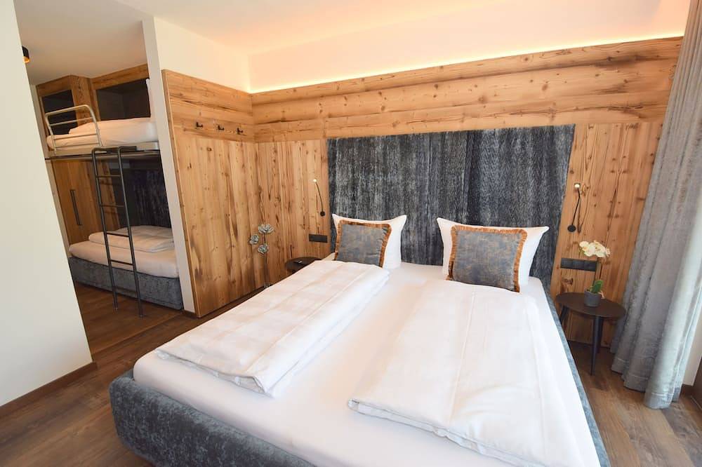Superior Chalet Berggold - Ski in/Ski out, Sauna-Jacuzzi - by \"wachterhof\" in Tuxer Alpen, Kaltenbach