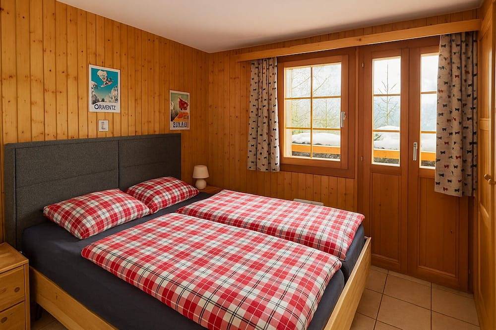 Chalet for 6 people: 1 double bedroom - 2 bedrooms with bunk beds - bathroom with Wc - shower room - in Grimentz, Anniviers