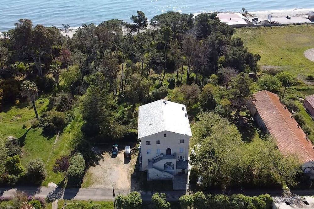 Authentic Corsica on the beach. 8-room apartment in family home. in Aléria, Corte en omgeving