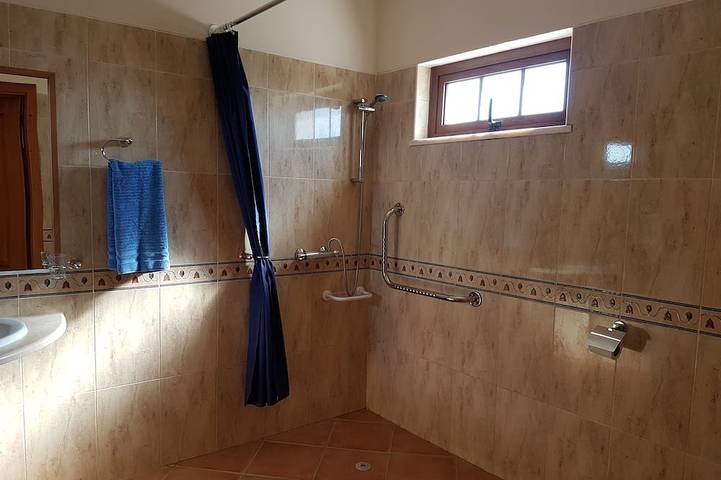Spacious luxury country house. Shared pool. Fully wheelchair accessible in Ourique, Beja Distrikt