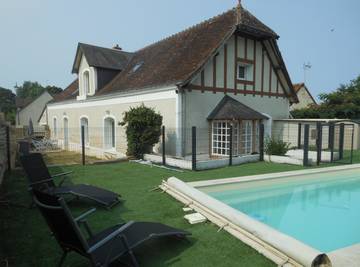 Gîte pour 8 personnes, avec piscine ainsi que terrasse et jardin à Thésée