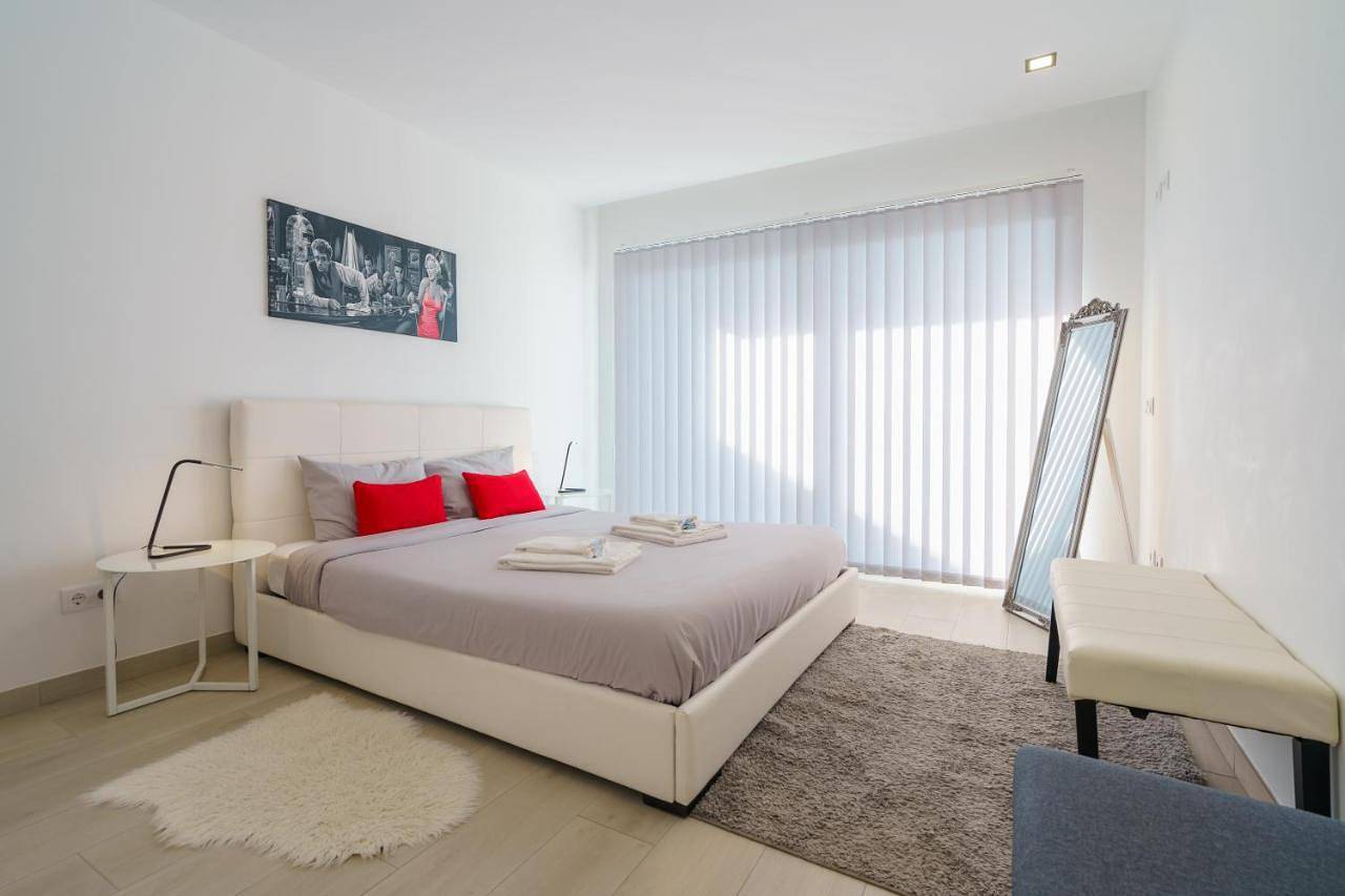 Eden Villa, with jacuzzi and ocean view in Ribamar, Lissabon Distrikt