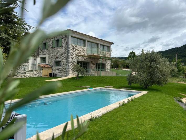 Location de vacances pour 15 personnes, avec terrasse ainsi que vue et piscine, animaux acceptés à Lussas - 2