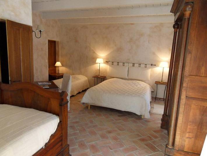 Location de vacances pour 5 personnes, avec jardin ainsi que vue et piscine à Niozelles