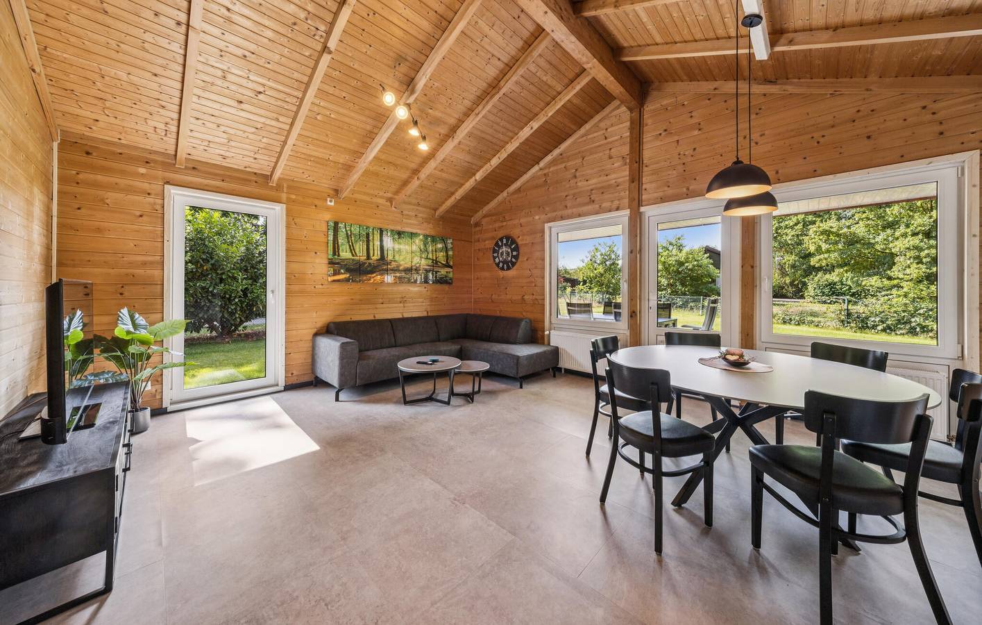 Cozy Apartment with WiFi, TV, and Parking in Castle Dankern in Castle Dankern, Haren (Ems)