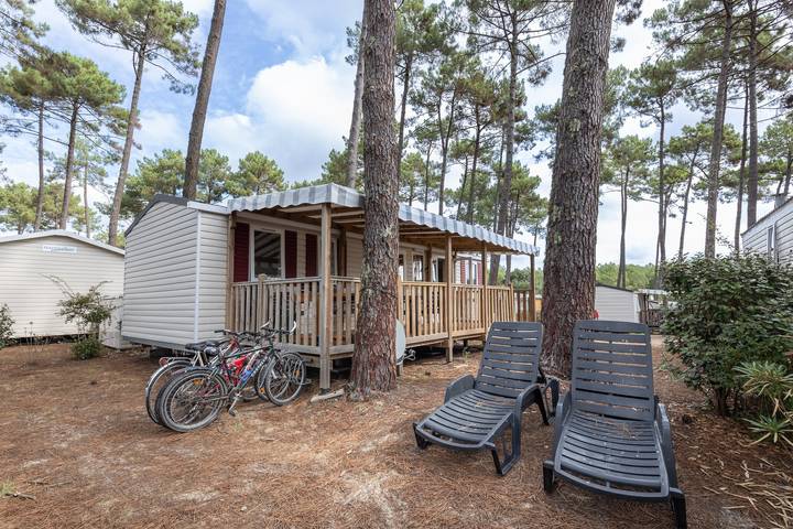 Apartamento entero, Mobil Home Elisa y Christophe con piscina compartida, terraza y aire acondicionado in Saint-Julien-en-Born, Côte d’Argent