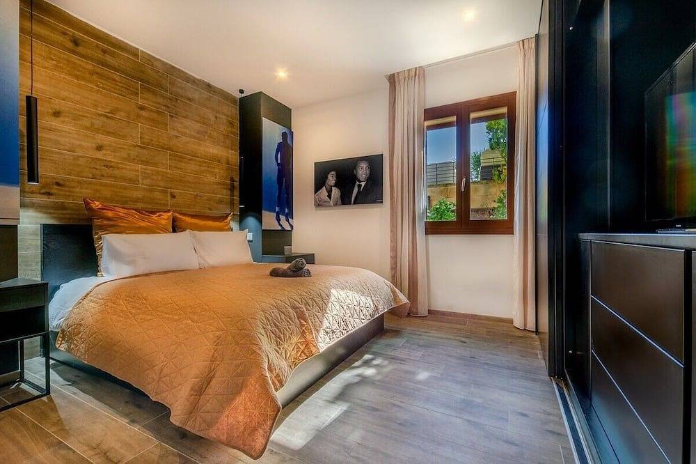 Fortress Villa w/3 Pools, Hot tub & Lagoon views in Għajnsielem, Gozo